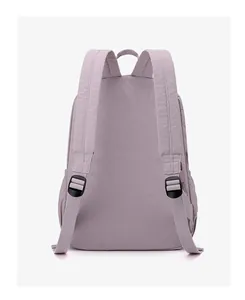 Dettaglio degli spallacci rinforzati dello zaino in nylon viola con fibbie regolabili