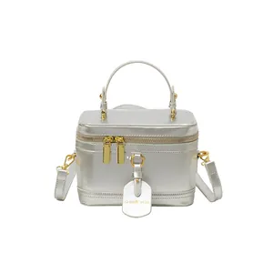 Borsa a scatola argento con finiture dorate e tracolla rimovibile in stile minimalista