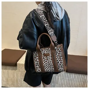 Detail der Leopard-Tasche mit gewebtem Lederbesatz und verstellbarem Schultergurt