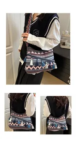 Dettagli della borsa tessuta bohémien con motivi colorati e lunghe frange blu