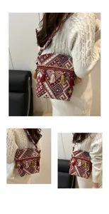 Dettaglio della borsa a secchiello boho con motivi jacquard etnici e nappe colorate