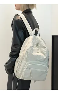 Dettaglio dello zaino a sbuffo in nylon impermeabile grigio chiaro con spallacci in fettuccia