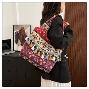Dettaglio della borsa etnica colorata con motivi geometrici e decorazione di frange