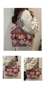 Dettaglio della borsa tote etnica con trame bohémien e nappe colorate in seta lucida