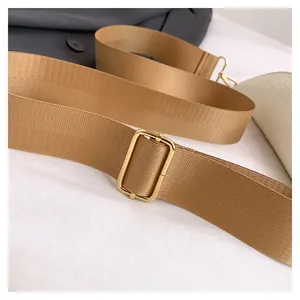 Détail de la bandoulière réglable en nylon champagne avec boucles en métal doré poli