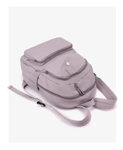 Dettaglio dello zaino in nylon lilla con tasche con zip e spallacci ampi e confortevoli