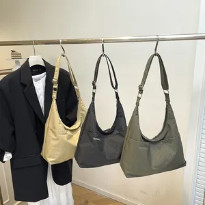 Sac fourre-tout minimaliste à carreaux multicolore avec bandoulière réglable