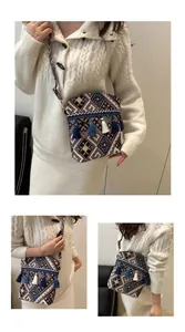 Dettaglio borsa a secchiello boho con jacquard geometrico colorato e nappine decorative
