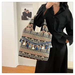 Dettaglio dei motivi tribali e delle nappe colorate sulla grande borsa shopper etnica