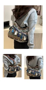 Dettaglio della borsa bohémien con motivo jacquard etnico e nappe colorate