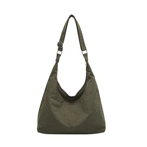 Sac fourre-tout vert olive à poches multiples avec texture quadrillée et bandoulière