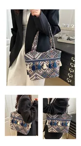 Vista dettagliata della borsa tote con motivi etnici geometrici e nappe blu a frange
