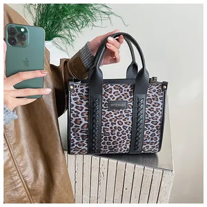 Detailansicht der Handtasche mit Leopardenmuster, Webstreifen und MIFEIKAER Metallschild