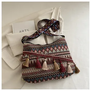 Dettaglio borsa a tracolla boho con trama jacquard etnica, nappe e ampia tracolla colorata