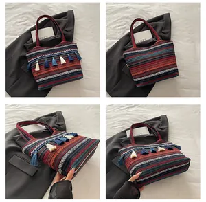 Dettaglio della borsa tote etnica con strisce jacquard bohémien e nappine colorate
