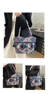 Dettaglio della borsa tote tessuta con motivi geometrici e nappe in uno stile etnico