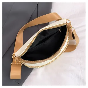 Vue de dessus du sac bandoulière effet croco montrant la doublure et la poche zippée