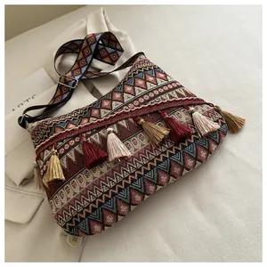 Dettaglio borsa a tracolla bohémien in jacquard con nappe colorate e motivi etnici