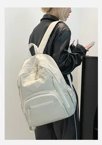 Dettaglio dello zaino puffy in nylon paracadute impermeabile con tasche e cinturini