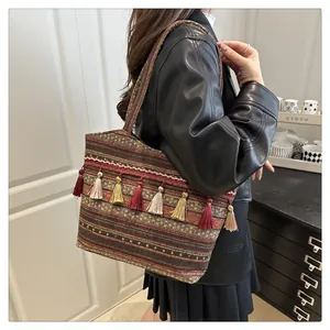 Borsa tote jacquard in stile etnico con nappe colorate indossata sulla spalla