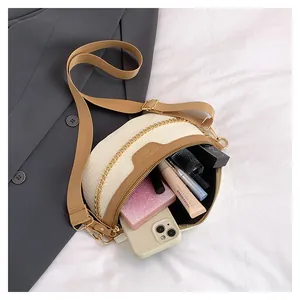 Capacité intérieure du sac selle crème effet croco avec cosmétiques et mobile