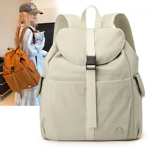 Zaino da donna in nylon impermeabile beige con vista frontale e scena di utilizzo reale