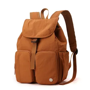 Zaino impermeabile in nylon giallo senape con tasche multiple e chiusura a fibbia
