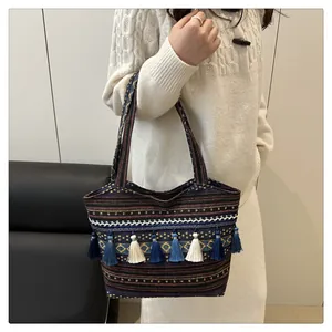 Dettaglio della trama jacquard etnica e delle frange blu su questa borsa tote capiente