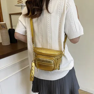 Borsa a tracolla dorata metallizzata con cerniere multiple e tracolla larga con occhielli