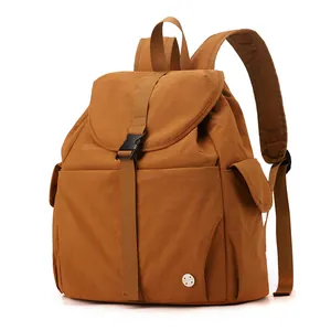 Zaino in nylon marrone terra impermeabile con fibbia regolabile e tasche laterali