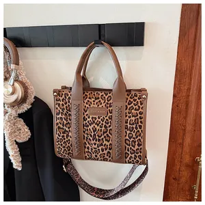 Detail der Leoparden-Einkaufstasche mit Webbesatz, Nieten und breitem Schultergurt