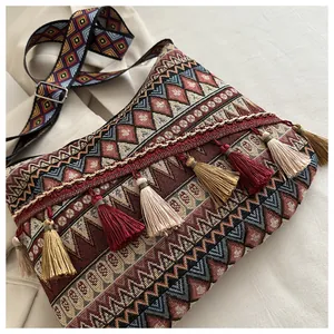 Dettaglio borsa a tracolla boho con nappe e motivo geometrico intrecciato