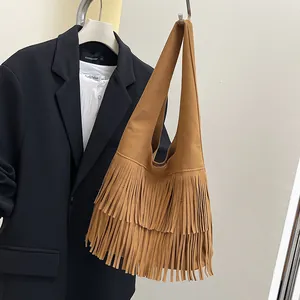 Elegante borsa tote marrone in pelle scamosciata con frange stile bohémien da donna
