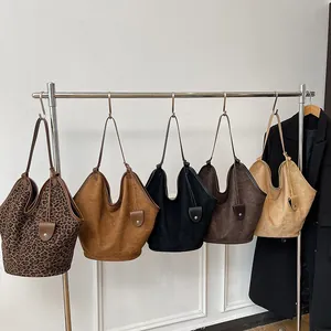 Grands sacs hobo en daim pour femmes en imprimé léopard et couleurs unies avec breloques