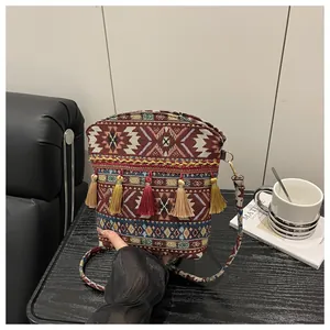 Dettaglio della borsa a secchiello jacquard boho con nappe colorate e motivi tribali