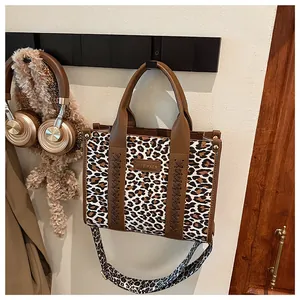 Detail der Leopard-Tragetasche mit gewebtem Besatz und abnehmbarem breitem Schultergurt