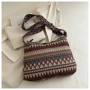 Dettaglio della tracolla in tessuto regolabile e della trama jacquard sulla borsa boho