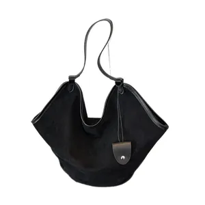 Grand sac cabas minimaliste en daim noir avec anses en cuir et design trapèze moderne