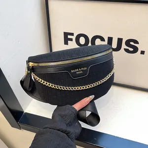 Sac banane croissant noir tendance avec texture gaufrée et détail chaîne dorée
