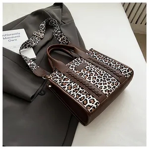 Nahaufnahme der Leoparden-Print-Nähte und des strukturierten Leders der Tasche