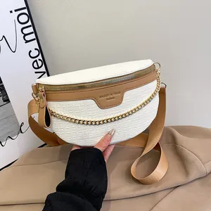 Sac banane blanc à motif croco avec chaîne dorée et bandoulière tissée marron