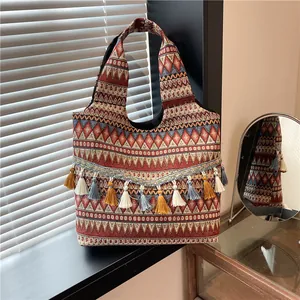 Borsa tote etnica in tessuto stile boho con motivi geometrici e nappine colorate