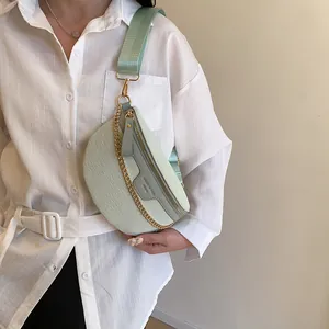 Sac banane vert menthe à motif crocodile avec bandoulière large et chaîne dorée