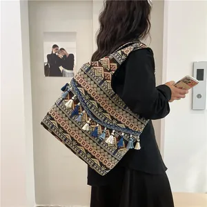 Borsa tote etnica bohémien con motivi geometrici colorati e nappe decorative pendenti