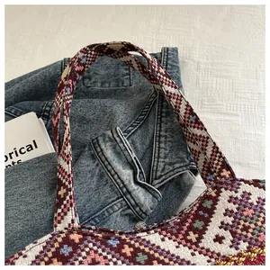 Dettaglio del tessuto intrecciato etnico e chiusura in argento su borsa tote
