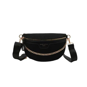 Sac bandoulière demi-lune noir motif crocodile avec chaîne dorée et sangle large