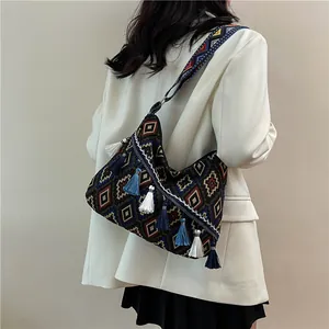 Borsa hobo bohémien capiente con motivi geometrici intrecciati e nappe multicolori