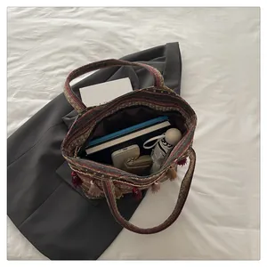 Vista dall'alto della borsa jacquard etnica con grande capacità e chiusura a zip