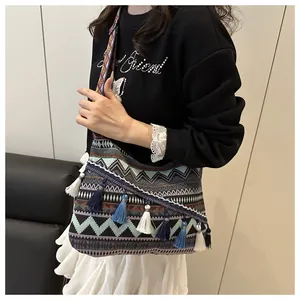 Dettaglio della borsa boho con nappe colorate e trama geometrica intrecciata