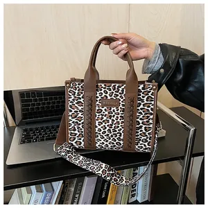 Klassische Handtasche mit Leopardenmuster, Webstruktur und breitem Schultergurt